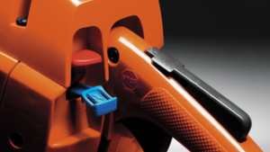 Kombineret choker og stopknap på husqvarna kædesav