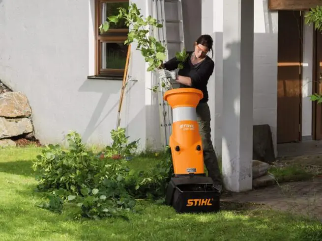 kvinde knuser grene i stihl kompostkværn ghe 150