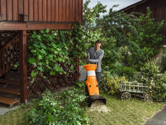 mand kværner grene i stihl kompostkværn ghe 150