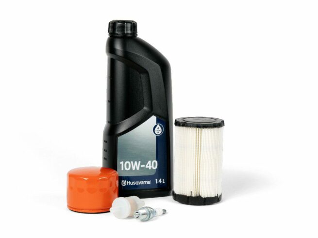 husqvarna service kit med tændrør, motorolie, brændstoffilter, oliefilter og luftfilter
