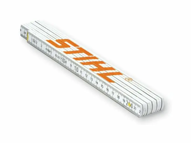 Hvid tommestok med orange STIHL-logo på siden