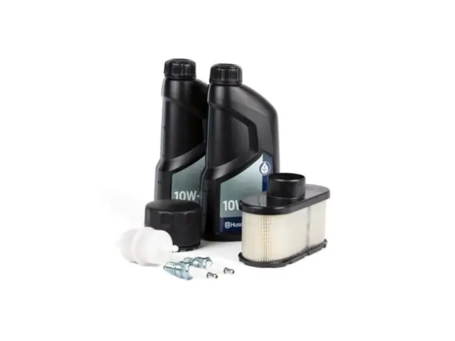 husqvarna service kit med to motorolier, to tændrør, et luftfilter, et brændstoffilter og et oliefilter