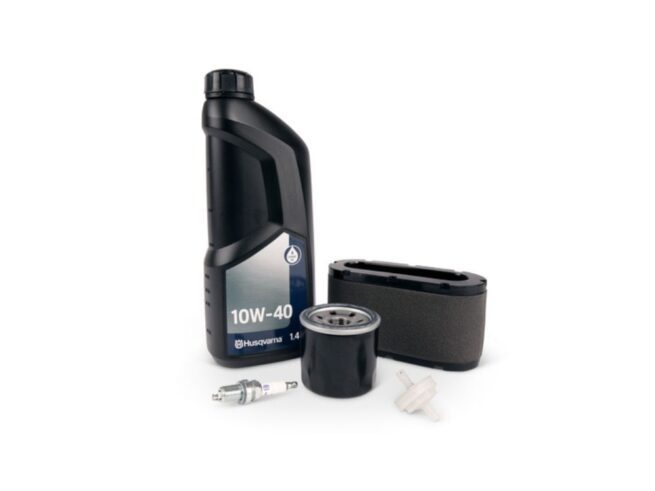 husqvarna service kit med tændrør, brændstoffilter, oliefilter, luftfilter og motorolie