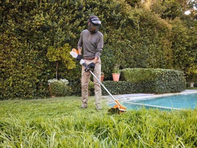 mand trimmer græs i have med stihl batteritrimmer fsa 110 r