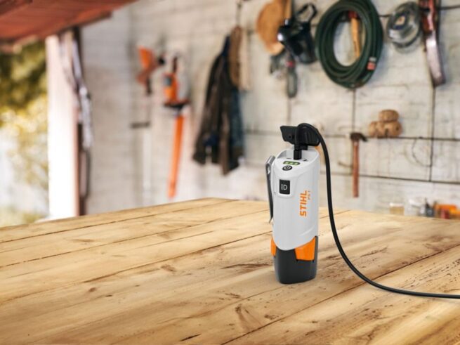 stihl bærbar strømforsyning ps 1 lader på bordplade
