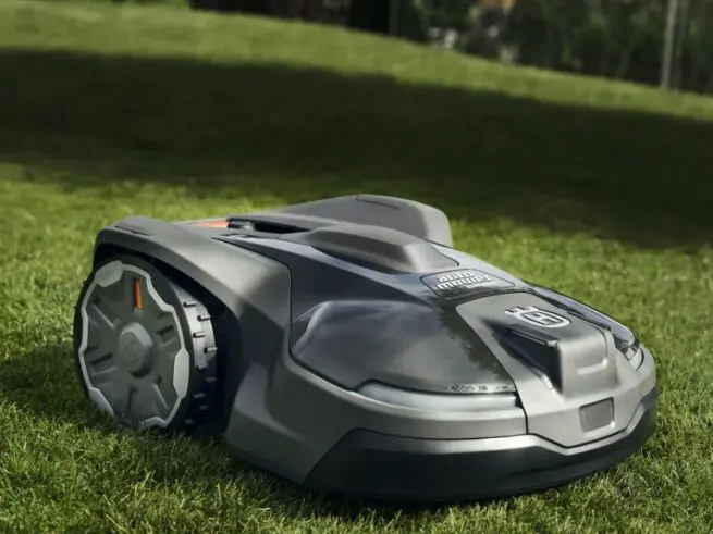 husqvarna automower 430x nera klipper græs på plæne