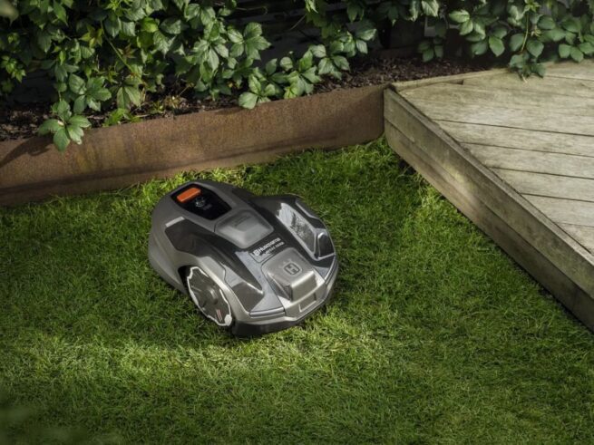 husqvarna automower 405xe nera klipper græs på plæne