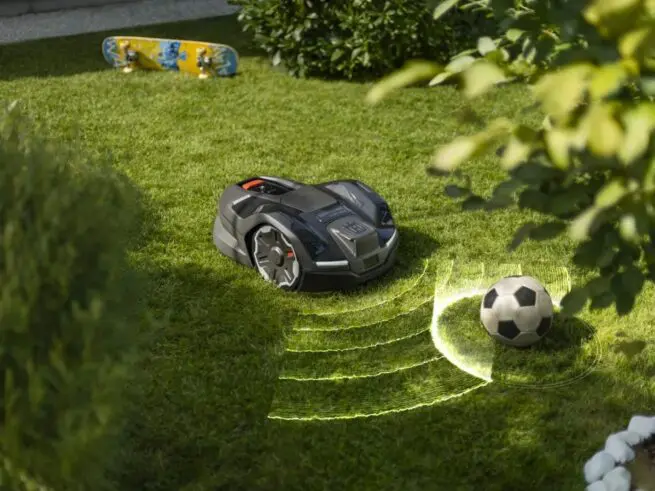 husqvarna automower 410xe nera registrerer fudbold på græsplæne og undgår at ramme den.
