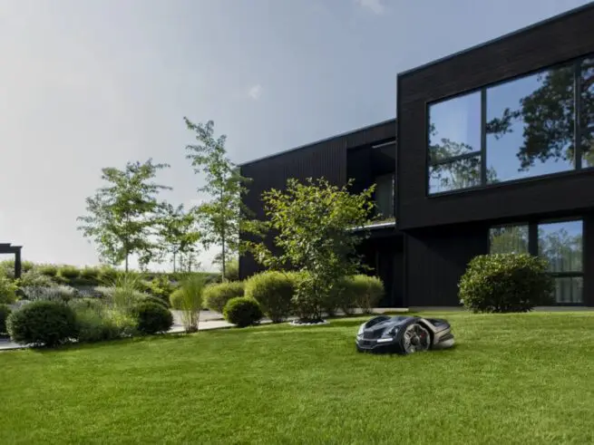 husqvarna automower 410xe nera klipper græs på plæne foran hus