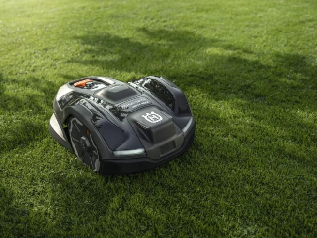 husqvarna automower 405xe nera kører på græsplæne