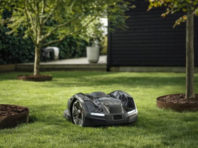 husqvarna automower 405xe nera kører rundt på plæne og slår græs