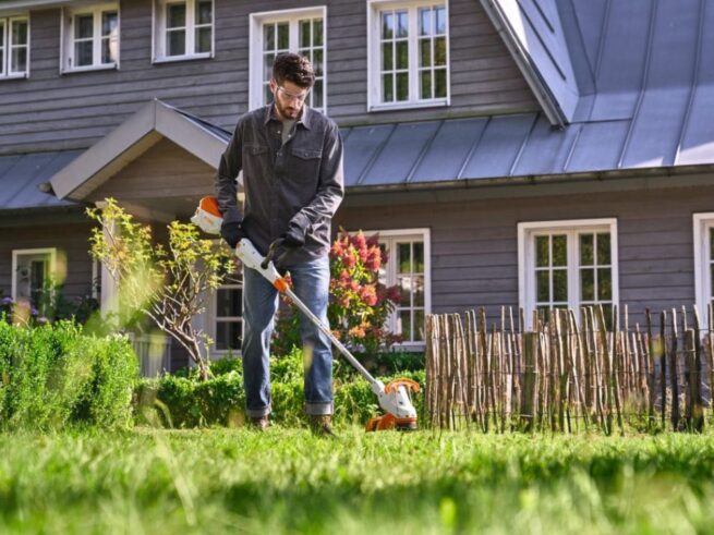 mand trimmer græs i have med stihl batteritrimmer fsa 50