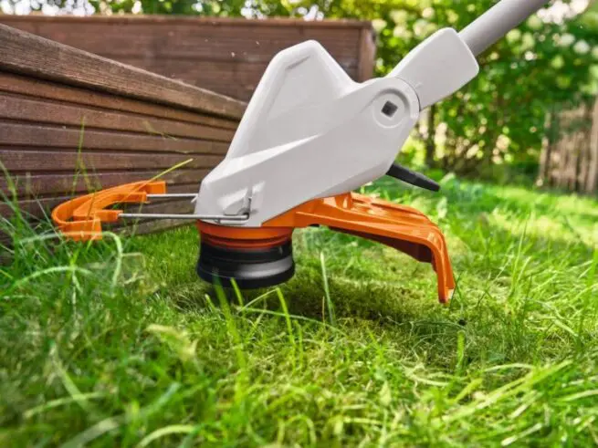 Tremmerhoved på stihl batteritrimmer fsa 50 klipper græs