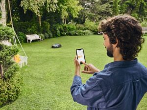 mand styrer sin stihl robotplæneklipper imow 6 evo over telefonen