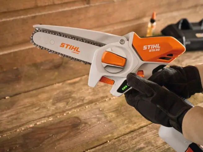 hænder holder stihl beskæringssav gta 30