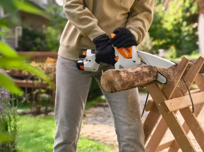 kvinde skærer træ med stihl beskæringssav gta 30