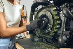 kvinde skifter knive på srobotplæneklipper