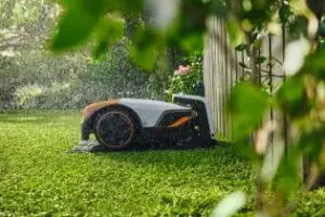 stihl imow holder stille i dockingstation mens det regner