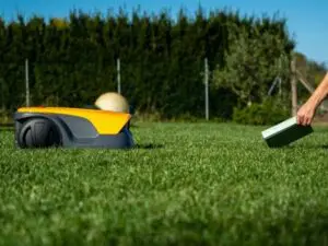 stiga robotplæneklipper a 6v klipper græs på græsplæne og undgår objekter.