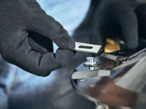 hænder monterer stihl knive duro plus på imow