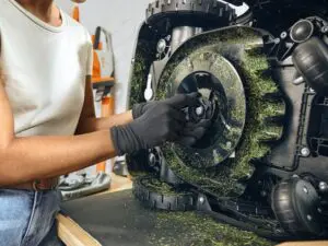 kvinde monterer stihl knive duro plus på stihl imow