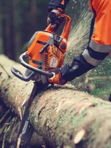 Husqvarna 564 XPG motorsav saver i træstamme