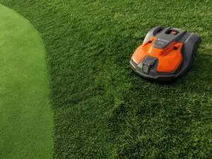 husqvarna automowe klipper græs på golfbane