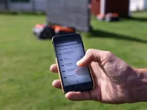 mand opretter arbejdsområder på sin telefon via en app.