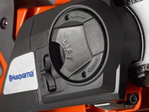 Husqvarna 230i batteridrevet motorsav. Værktøjsfri kædespænding